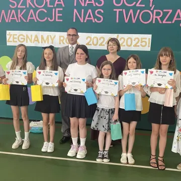 Zasłużone wakacje. Uczniowie „Jedynki” uroczyście zakończyli rok szkolny