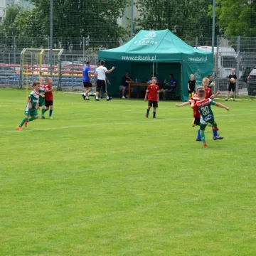 Mali piłkarze na dużej murawie