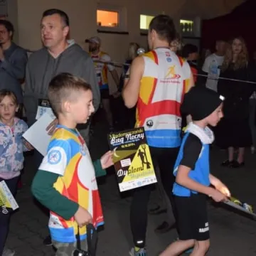 Nocne bieganie po placu targowym 