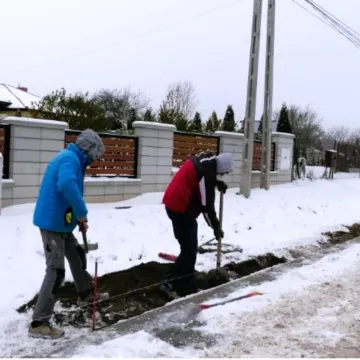 Trwa budowa chodnika w Amelinie i Dziepółci