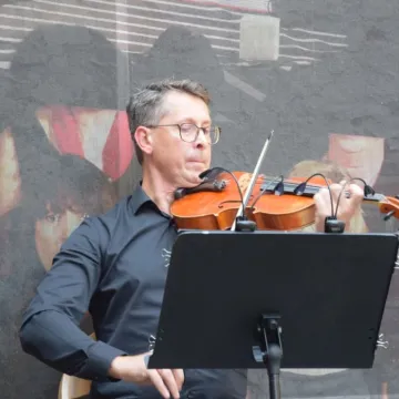 Koncert zespołu Impressja na dziedzińcu muzeum w Radomsku