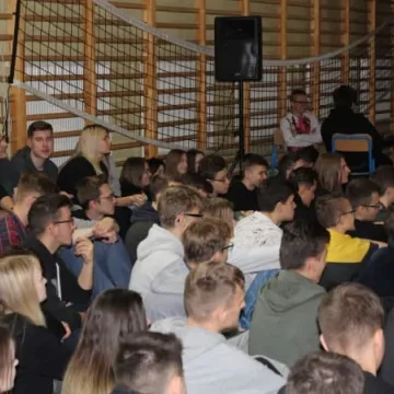 Mówca Łukasz Krasoń motywował uczniów Elektryka