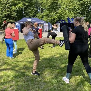 Żołnierze uczą w Radomsku kobiety podstaw samoobrony