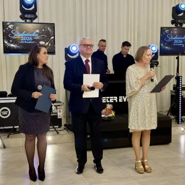 Odliczanie do matury rozpoczęło się eleganckim balem w LO Przedborzu