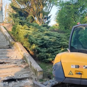 Trwa modernizacja schodów w Parku Solidarności w Radomsku