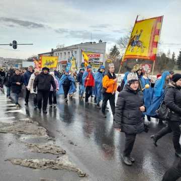 [WIDEO] Orszak Trzech Króli 2025 w Radomsku. „Kłaniajcie się królowie!”