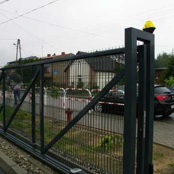 PSP3 w Radomsku zyskała nowe ogrodzenie. Będzie bezpieczniej