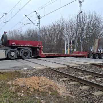 [WIDEO] Incydent na przejeździe kolejowym na ulicy Piłsudskiego w Radomsku: Unieruchomiona laweta z sprzętem leśnym