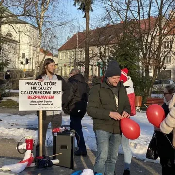 „Zjednoczeni dla Wolności” protestowali w Radomsku przeciwko rządowym obostrzeniom