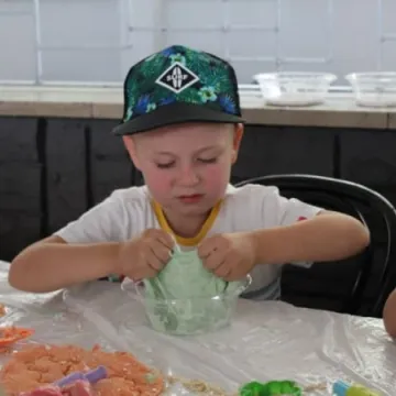 „Sensoryczne masy plastyczne”, warsztaty dla dzieci w MDK