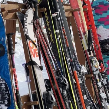 Tłumy narciarzy na Górze Kamieńsk