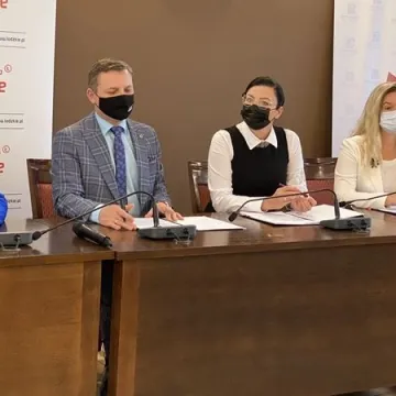 I LO w Radomsku doczeka się nowoczesnego boiska. Wicemarszałek podpisał umowę