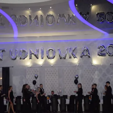 Szampańska zabawa studniówkowa ZSE w Radomsku