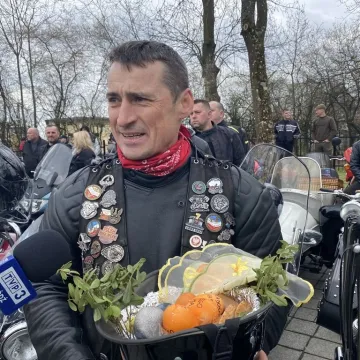 Tłumy motocyklistów i mieszkańców w Strzałkowie. Kolejna Moto Święconka za nami