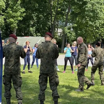Żołnierze uczą w Radomsku kobiety podstaw samoobrony