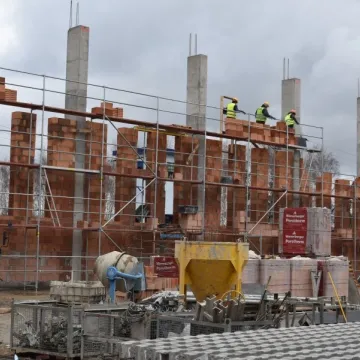 Zobacz, jak powstaje hala sportowa w Kamieńsku