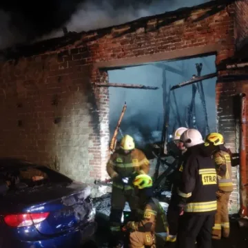 Kamieńsk. Płonęła stodoła, ogień zajął też samochód osobowy