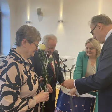 Sześć par uhonorowanych medalami za długoletnie pożycie małżeńskie