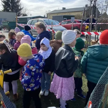 Zajączek ukrył się w PP nr 5 w Radomsku. Dzieci ruszyły na poszukiwania