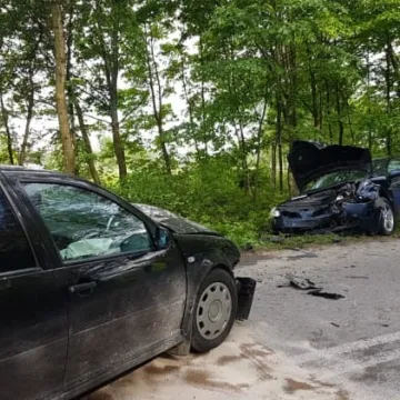 Czołowe zderzenie aut w Rędzinach