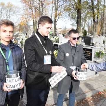 Kwesta na cmentarzach w Radomsku