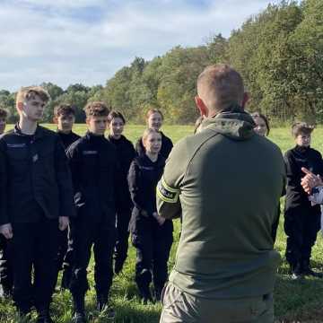 [WIDEO] Manewry klas mundurowych ZSP 1 w Radomsku. Praktyczna lekcja poszukiwania zaginionych