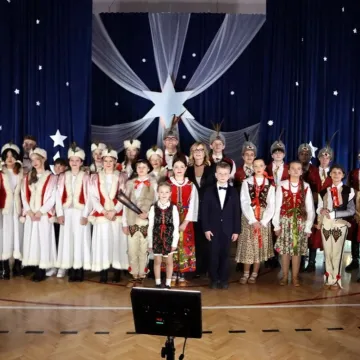 Szkolna sala zamieniła się w koncertową scenę. Noworoczne kolędowanie w Gidlach