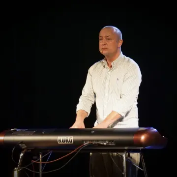 Czesław Mozil na scenie MDK w Radomsku