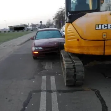 Wjechał autem osobowym w koparkę