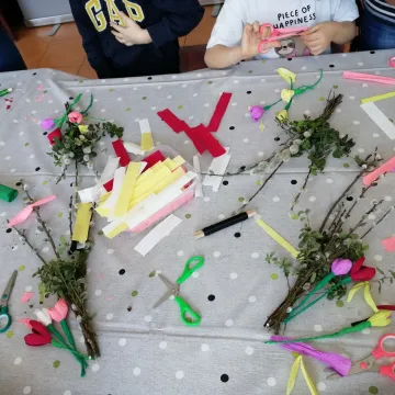 Dzieci tworzyły wielkanocne palmy