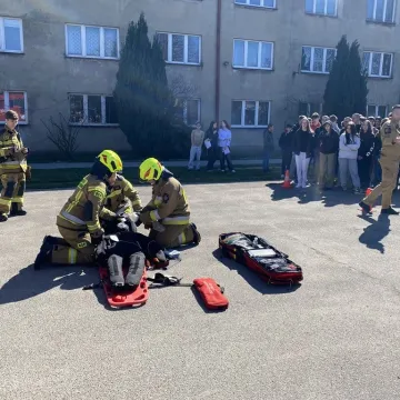 Foto budka, pokazy, poznawanie szkoły. Dzień  Otwarty w ZSP w Kamieńsku