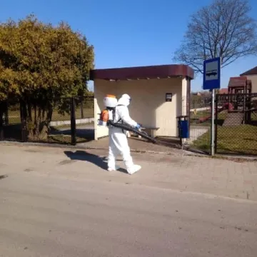 Druhowie z OSP w Gomunicach przeprowadzali dezynfekcję