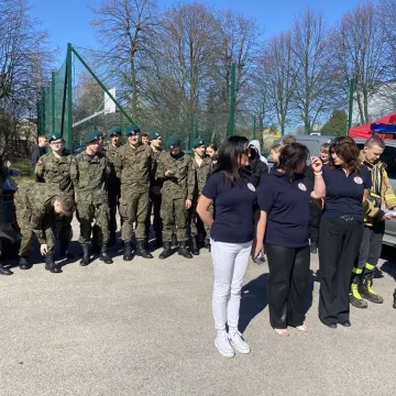Foto budka, pokazy, poznawanie szkoły. Dzień  Otwarty w ZSP w Kamieńsku