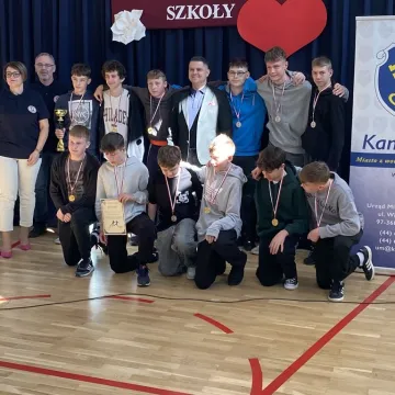 Foto budka, pokazy, poznawanie szkoły. Dzień  Otwarty w ZSP w Kamieńsku