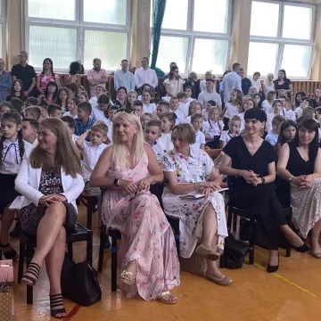 Zasłużone wakacje. Uczniowie „Jedynki” uroczyście zakończyli rok szkolny