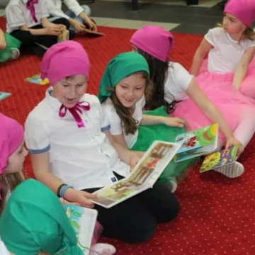 Pasowanie nowych czytelników biblioteki w Radomsku