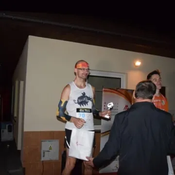 Nocne bieganie po placu targowym 