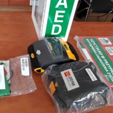 Defibrylator trafił do komendy w Radomsku