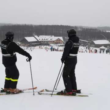 Policjanci na nartach patrolują „Górę Kamieńsk”