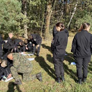 [WIDEO] Manewry klas mundurowych ZSP 1 w Radomsku. Praktyczna lekcja poszukiwania zaginionych