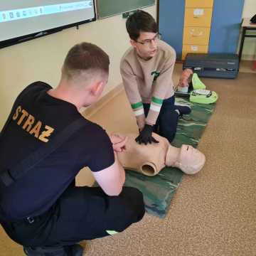 Warsztaty z pierwszej pomocy w gminie Dobryszyce: cenne umiejętności dla każdego ucznia