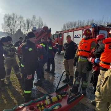 Człowiek pod wodą! Ćwiczenia ratownicze strażaków z Radomska na Folwarkach