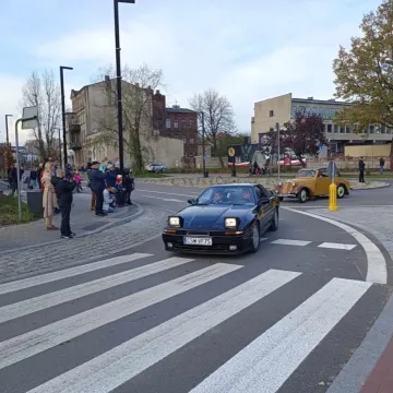 Zlot i parada zabytkowych samochodów w Święto Niepodległości w Radomsku
