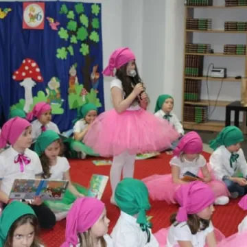 Pasowanie nowych czytelników biblioteki w Radomsku