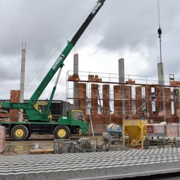 Zobacz, jak powstaje hala sportowa w Kamieńsku