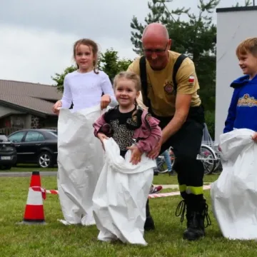 Strażacki piknik rodzinny w Dąbrówce zintegrował mieszkańców