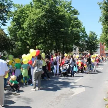 Barwny korowód z okazji Dnia Dziecka