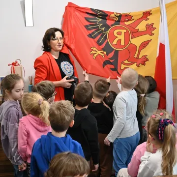 Przedszkolaki  z PP nr 10 z wizytą w Starostwie Powiatowym w Radomsku