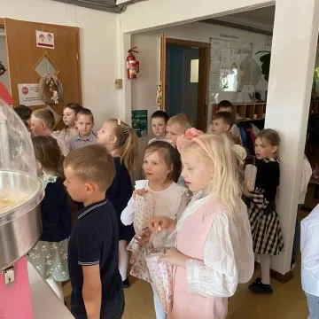 Zajączek ukrył się w PP nr 5 w Radomsku. Dzieci ruszyły na poszukiwania