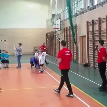 Maluchy grały w piłkę